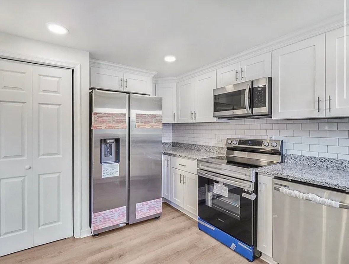 2460 Hemlock St - Photo 2 of 9