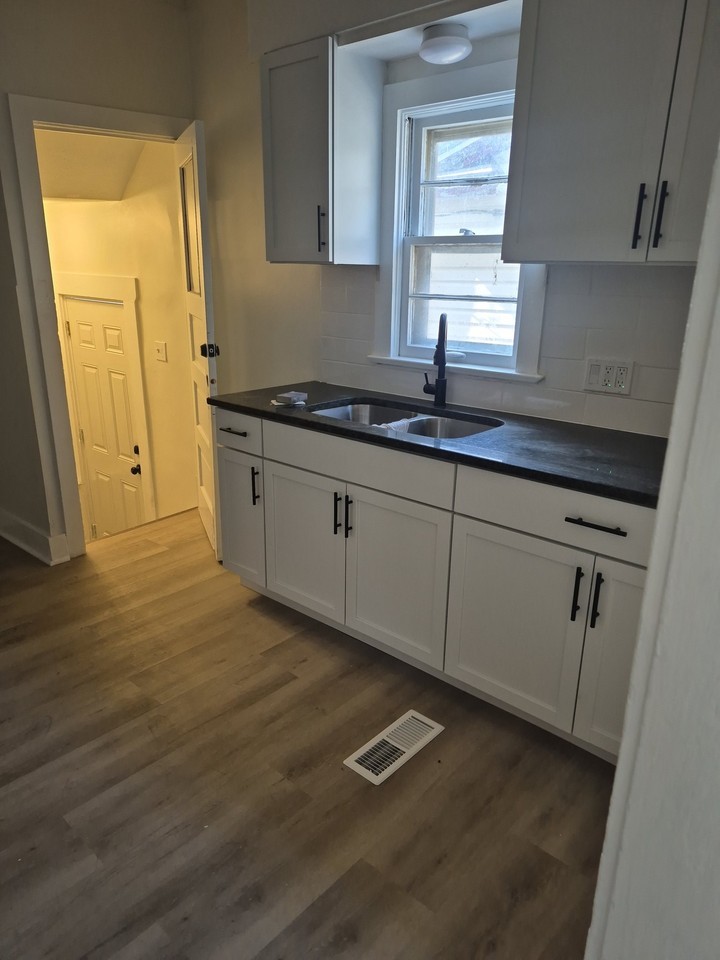 3449 W 54th St - Photo 3 of 20
