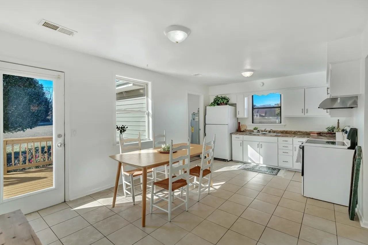 4365 Mount Sharon Rd - Photo 5 of 18