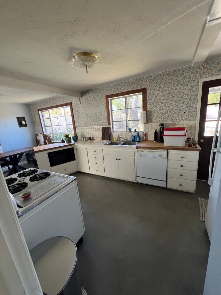 2126 E Water St - Photo 4 of 10