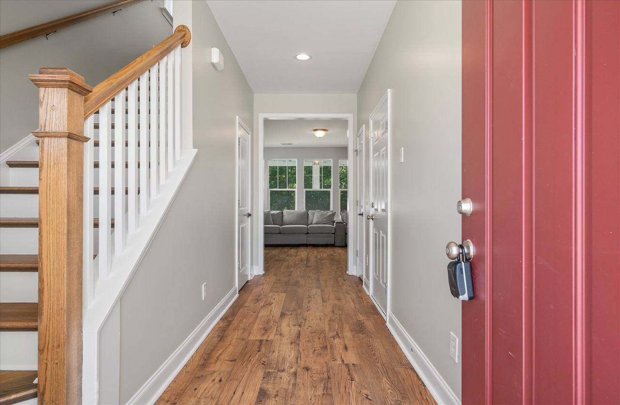 127 Hawthorne Landing Dr - Photo 2 of 20