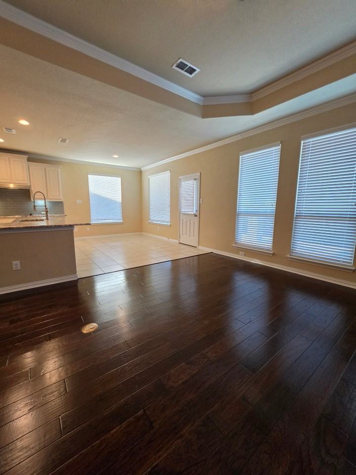 430 Brookdale Dr - Photo 5 of 10