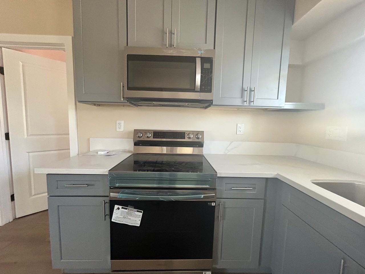 915 E 6th St - Photo 2 of 17