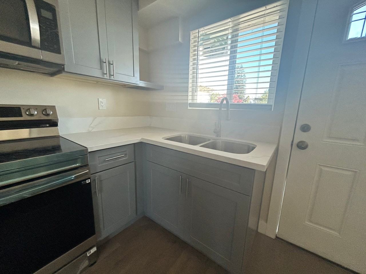 915 E 6th St - Photo 3 of 17