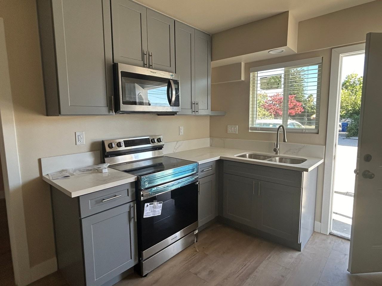 915 E 6th St - Photo 5 of 17