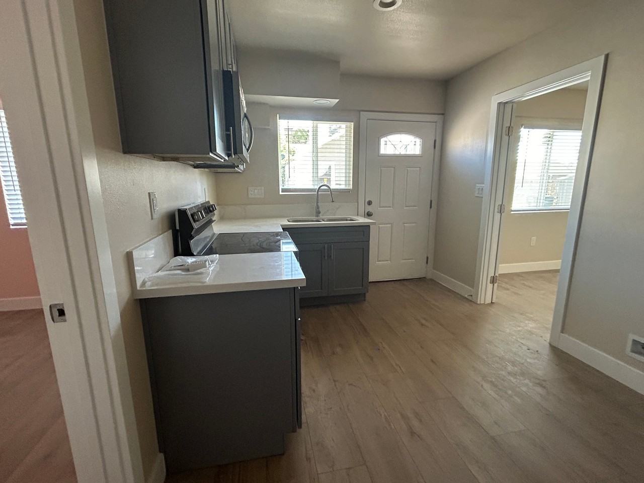915 E 6th St - Photo 6 of 17