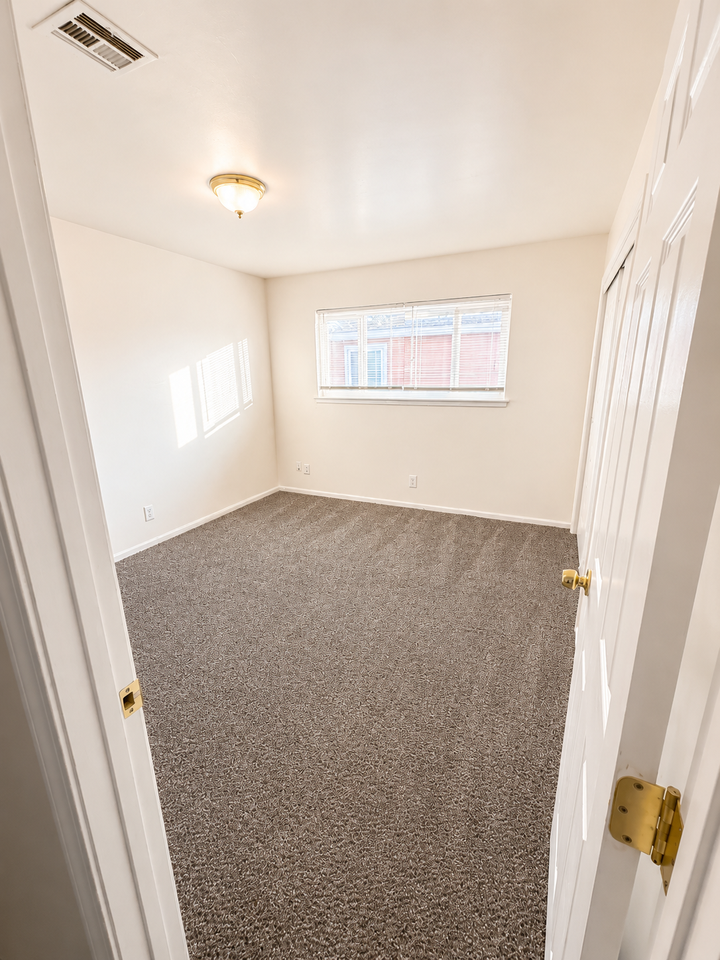 1112 Evelyn Ln #B - Photo 4 of 7