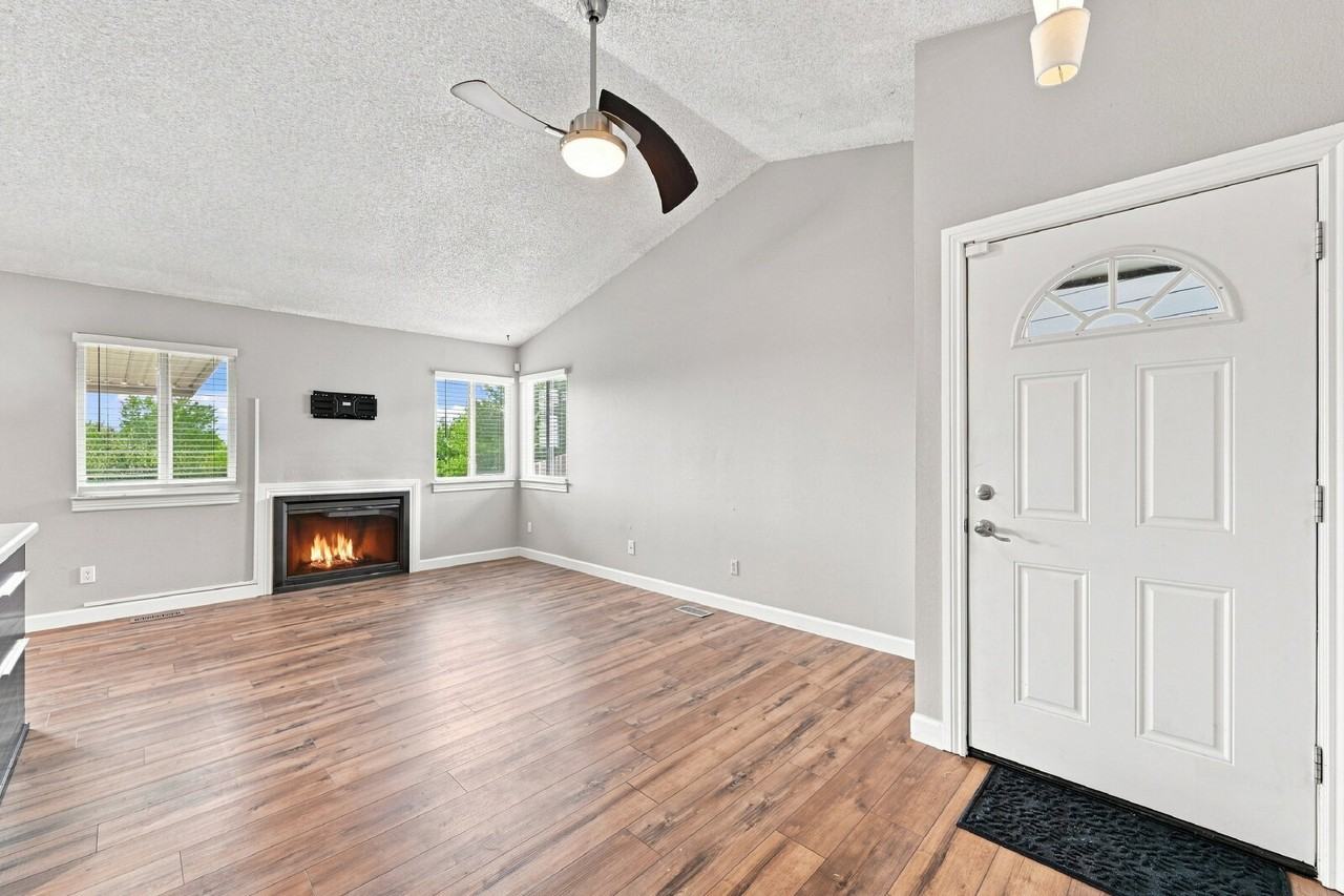 2330 Ambleside Dr - Photo 3 of 34