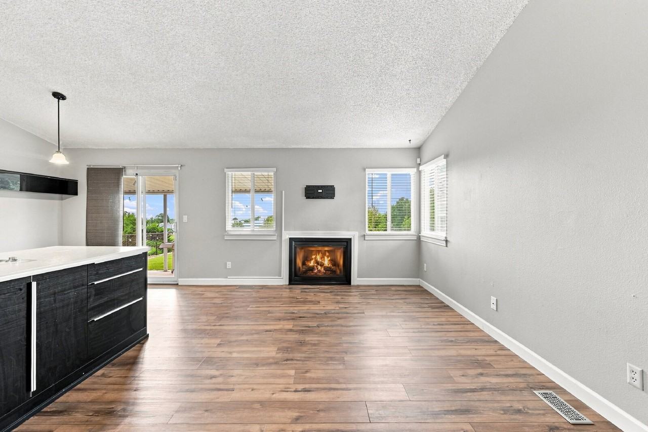 2330 Ambleside Dr - Photo 4 of 34