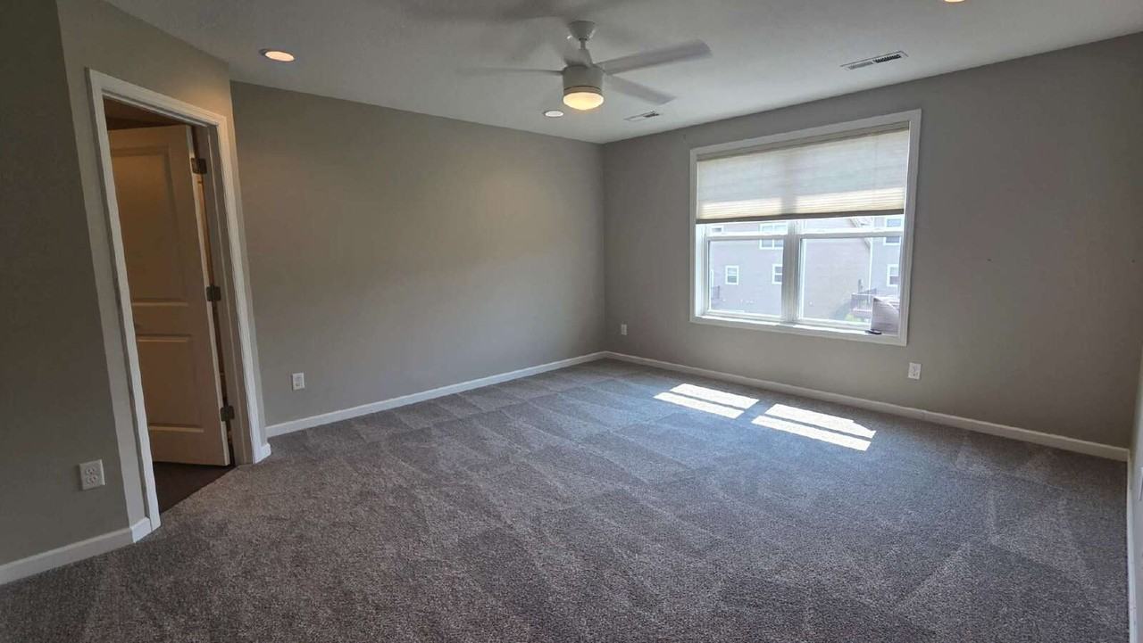 671 Devine Dr - Photo 4 of 34