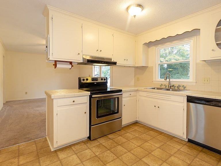 408 Pineview Drive - Photo 2 of 14