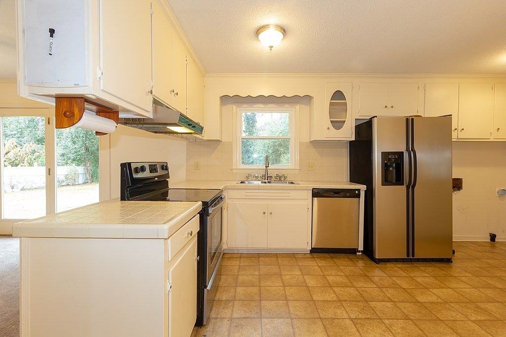 408 Pineview Drive - Photo 3 of 14