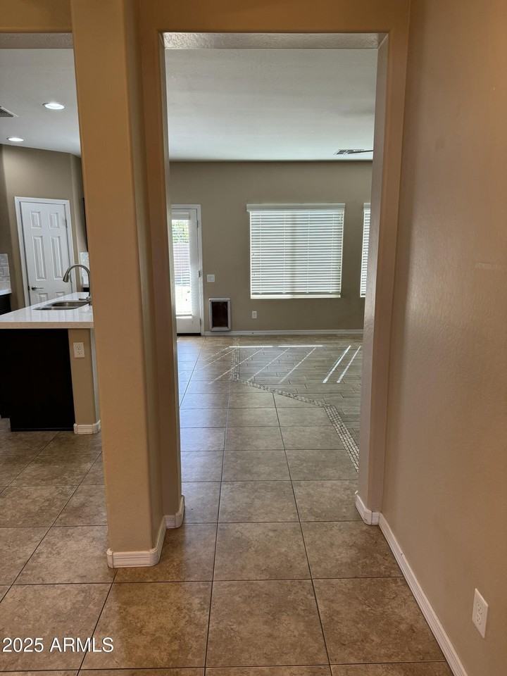 11009 E Sutter Ave - Photo 3 of 32