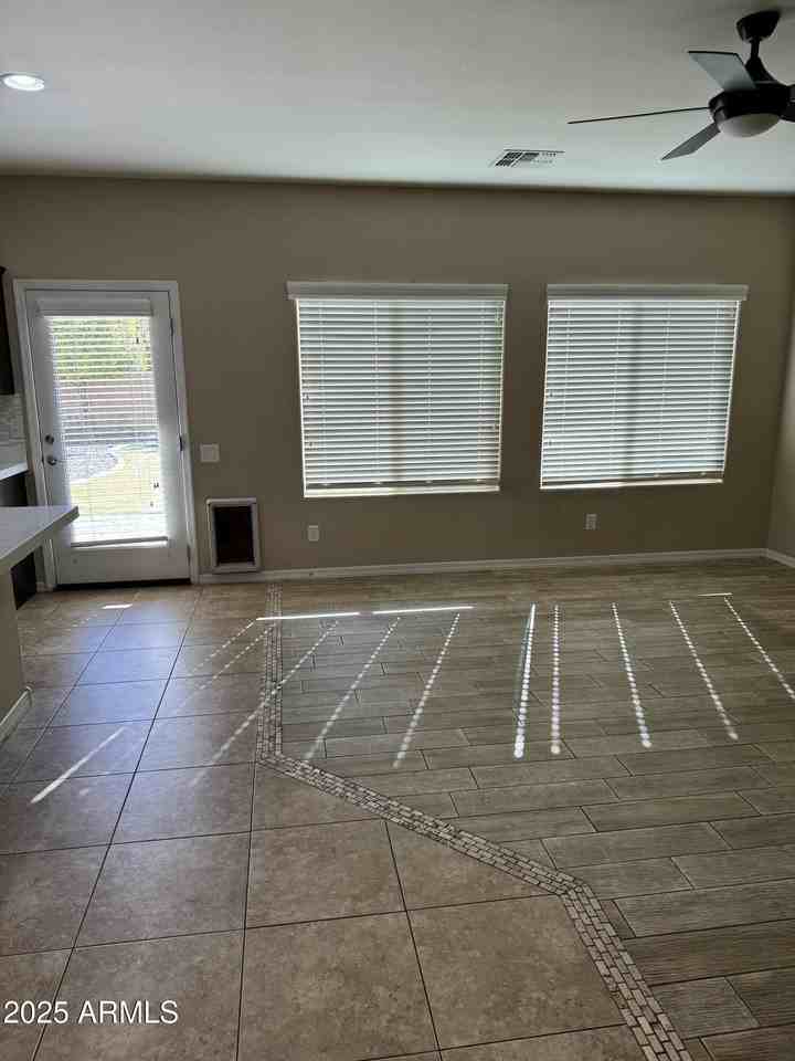 11009 E Sutter Ave - Photo 4 of 32