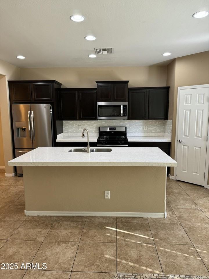 11009 E Sutter Ave - Photo 5 of 32