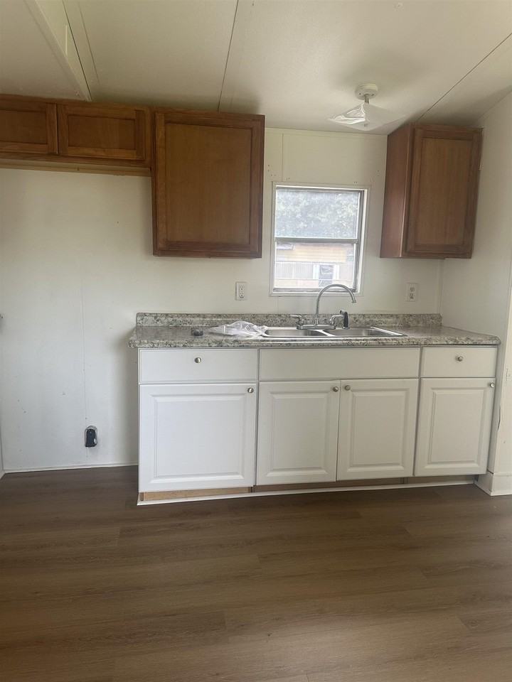 2201 35th St - Photo 4 of 9
