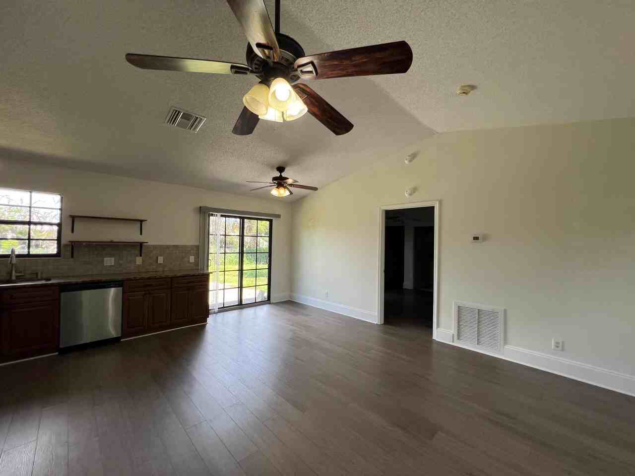 720 3rd St Sw - Photo 3 of 10