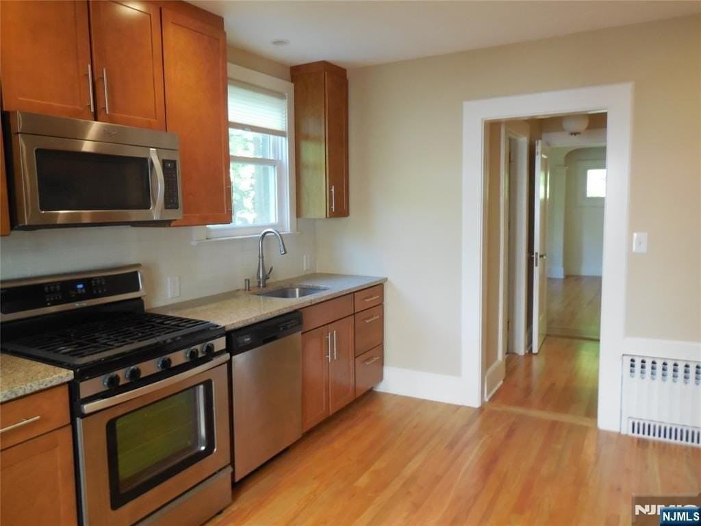 373 Claremont Ave - Photo 5 of 33