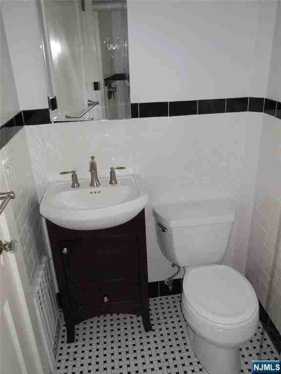 373 Claremont Ave - Photo 6 of 33