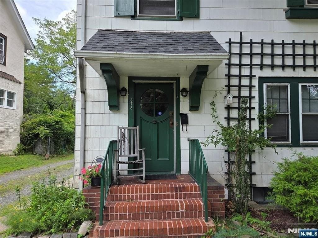 373 Claremont Ave - Photo 7 of 33