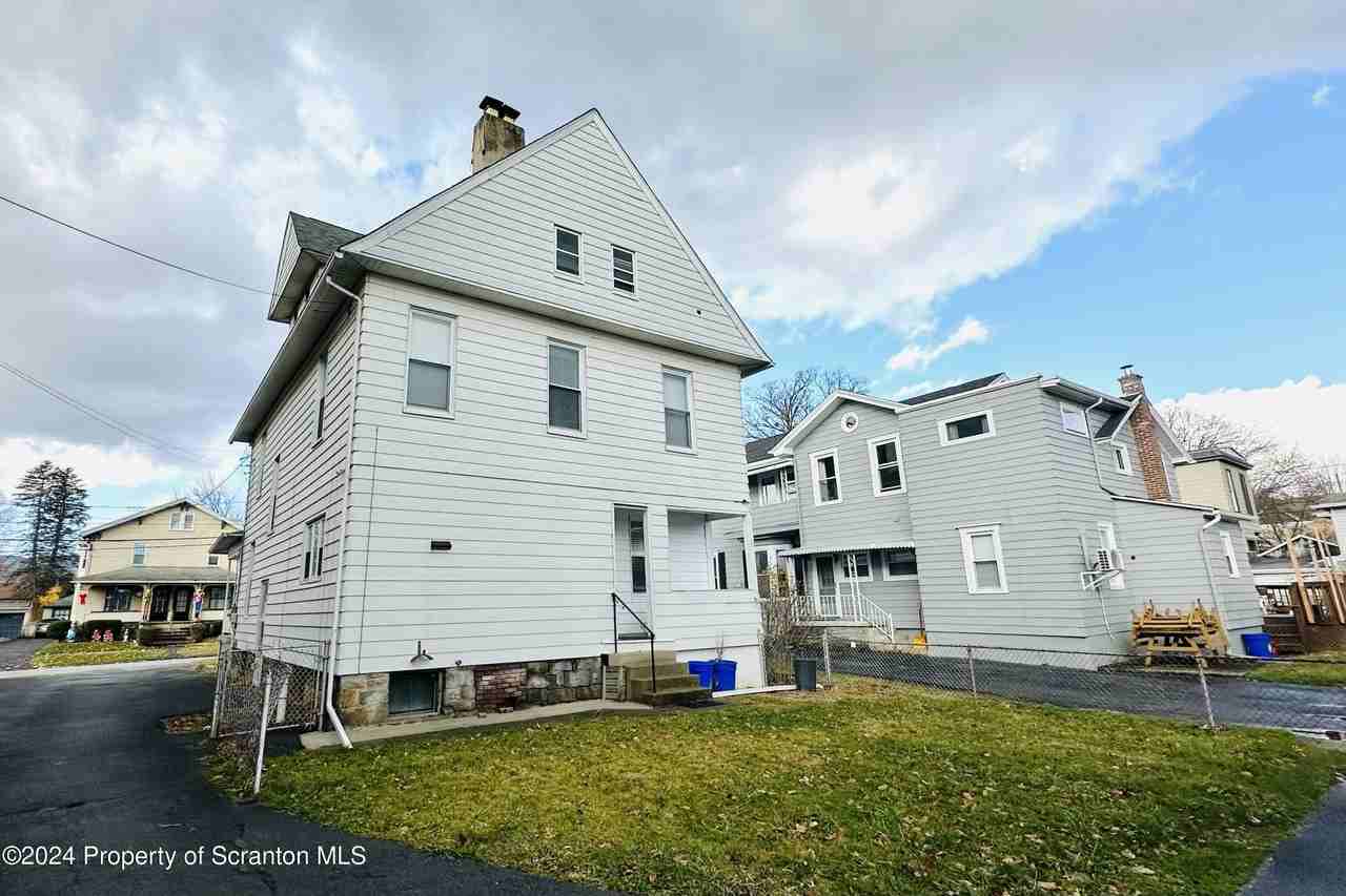 1548 Monsey Ave - Photo 4 of 26