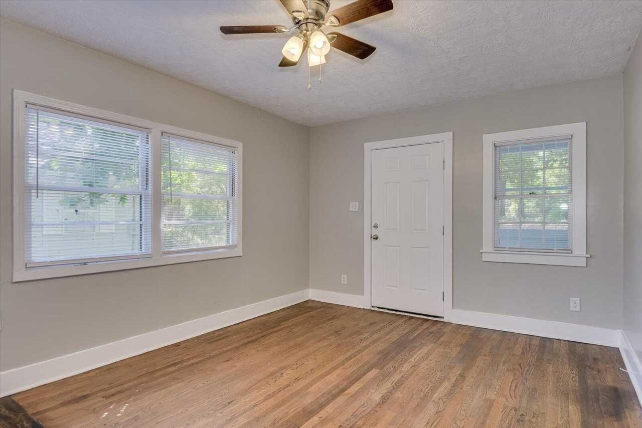 605 Jefferson Dr - Photo 3 of 15