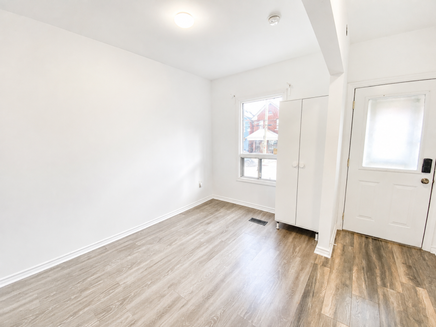 227 Catharine St N - Photo 2 of 10