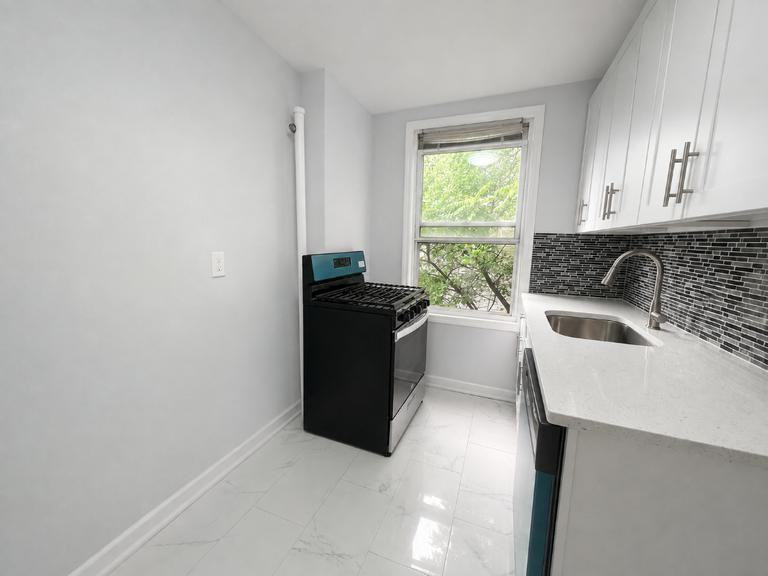 4029 48th St - Photo 3 of 10