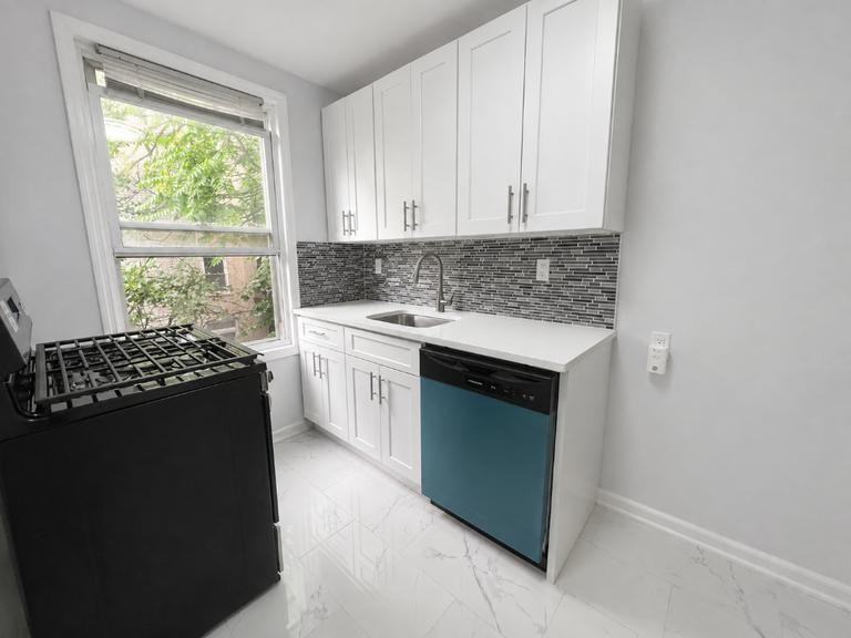 4029 48th St - Photo 4 of 10