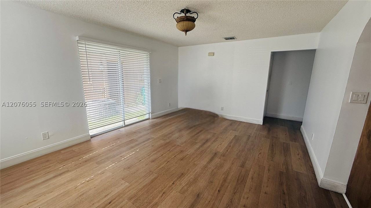 230 Nw 7th Ave - Photo 5 of 23