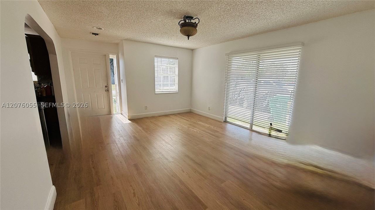 230 Nw 7th Ave - Photo 6 of 23