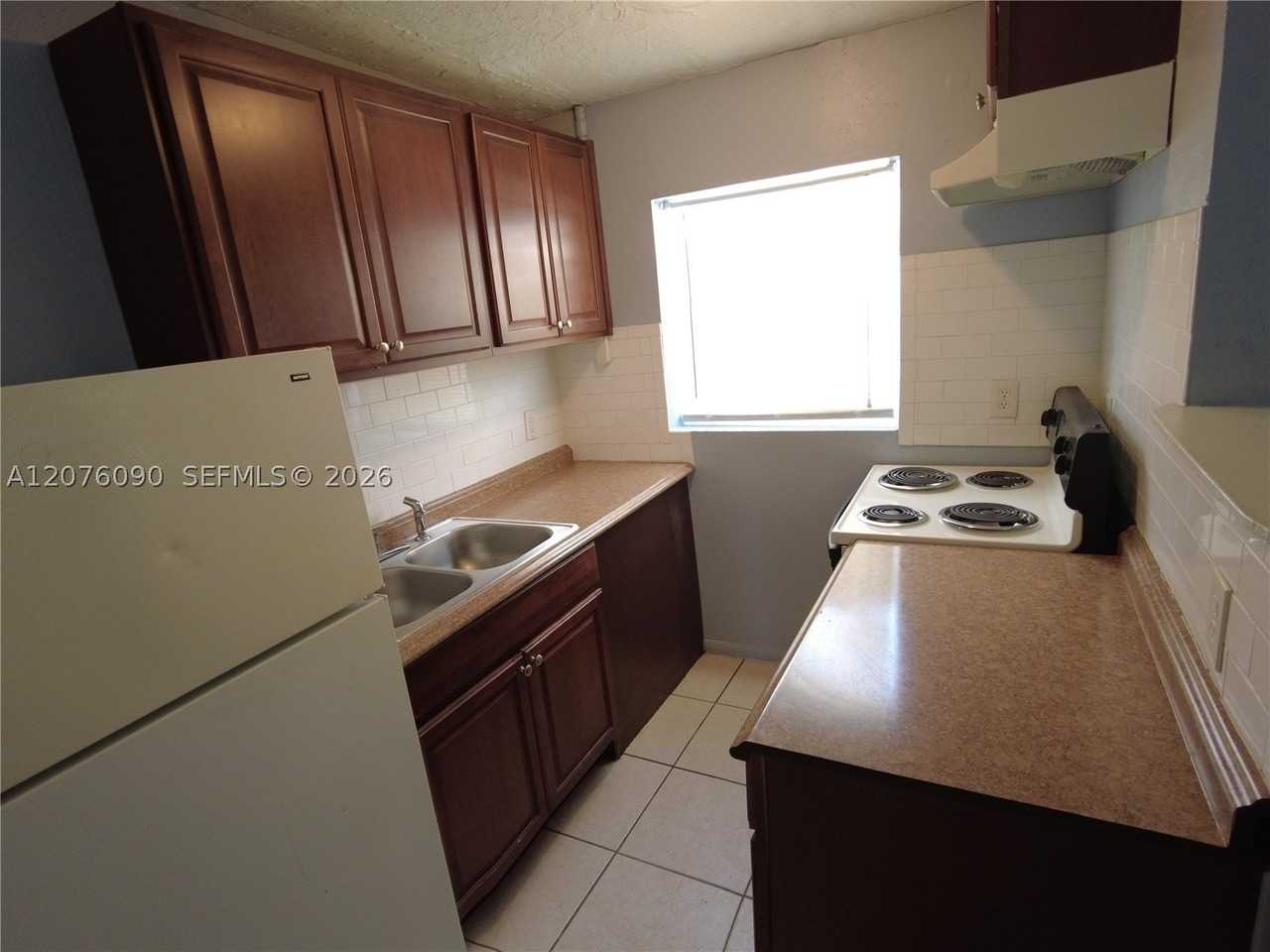 620 Nw 16th Ave #2 - Photo 2 of 10