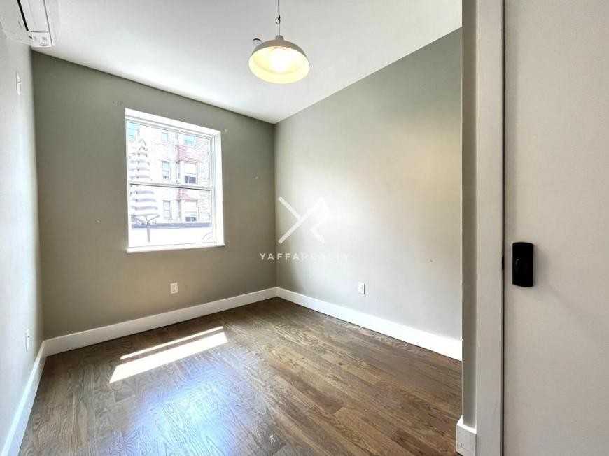 806 Saint Johns Pl - Photo 3 of 10