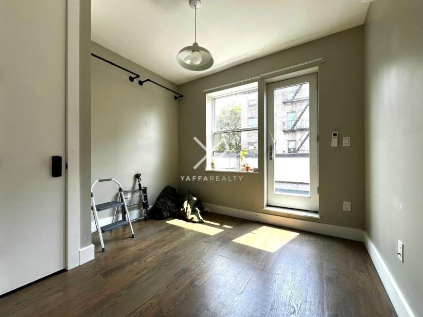 806 Saint Johns Pl - Photo 4 of 10
