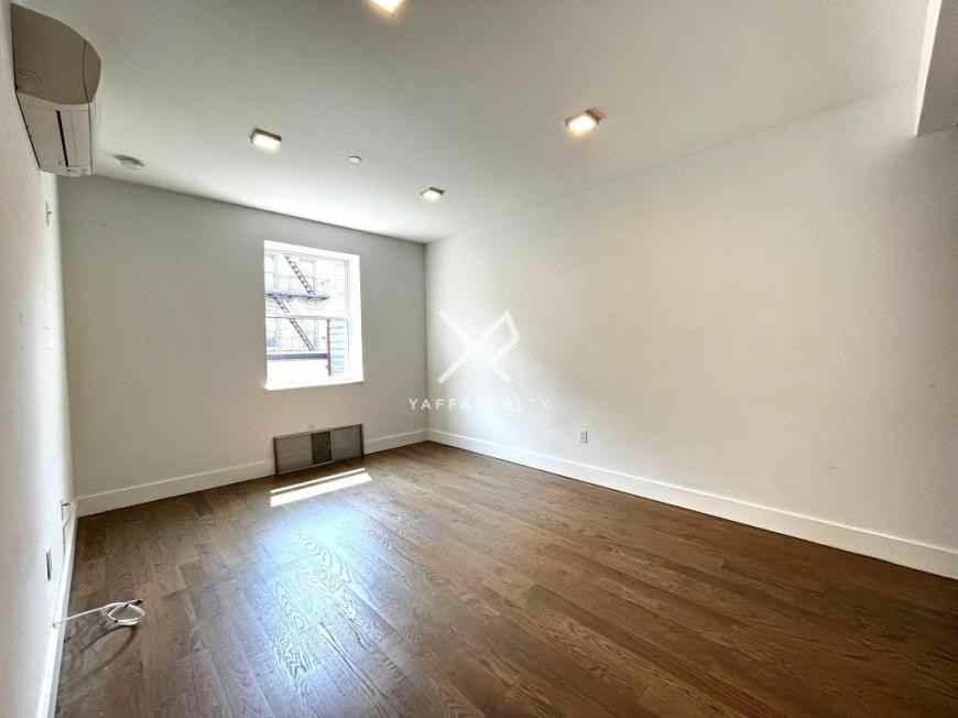 806 Saint Johns Pl - Photo 5 of 10