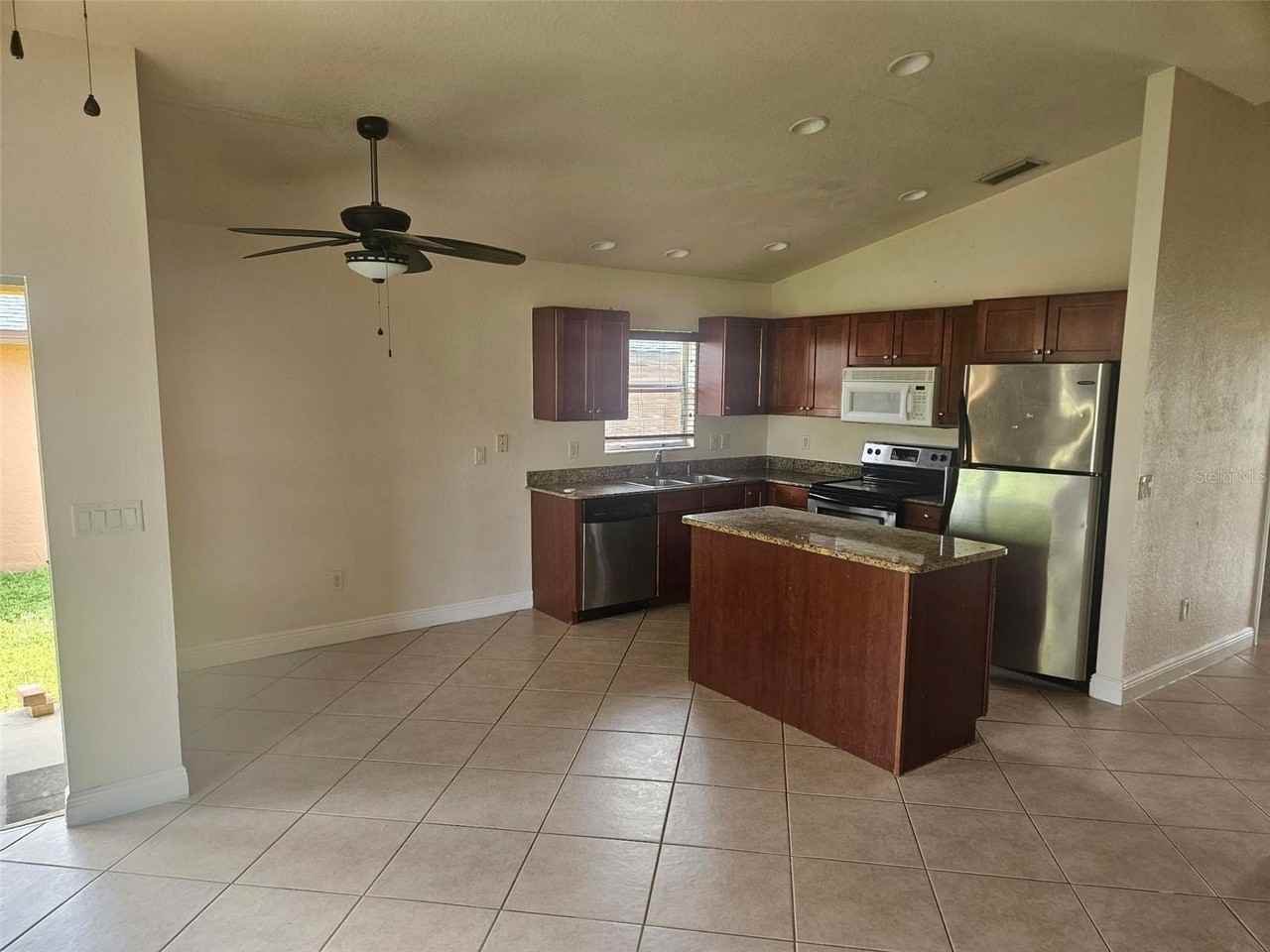 3221 Sw Santa Barbara Pl - Photo 3 of 4