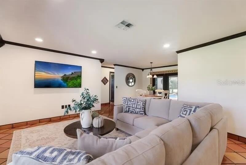 2077 Racimo Dr - Photo 3 of 12