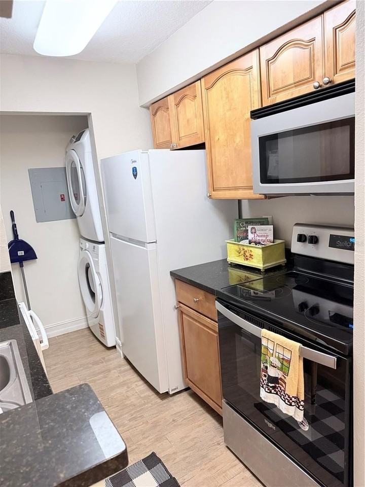 241 Afton Sq #103 - Photo 5 of 16