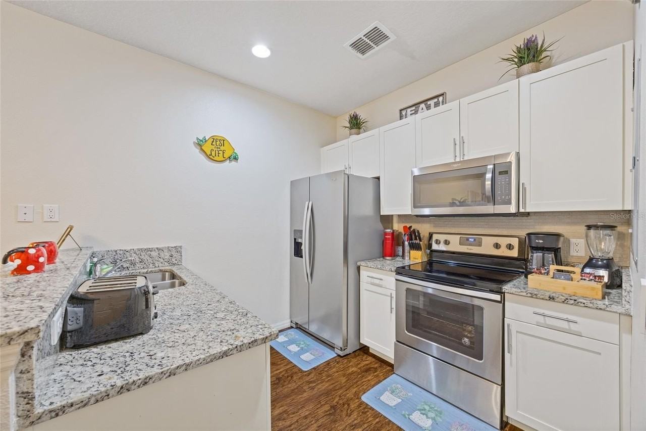 8945 Shine Dr - Photo 5 of 32