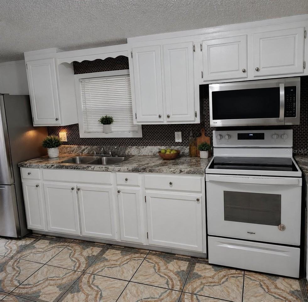 7494 Charlin Pkwy - Photo 5 of 14