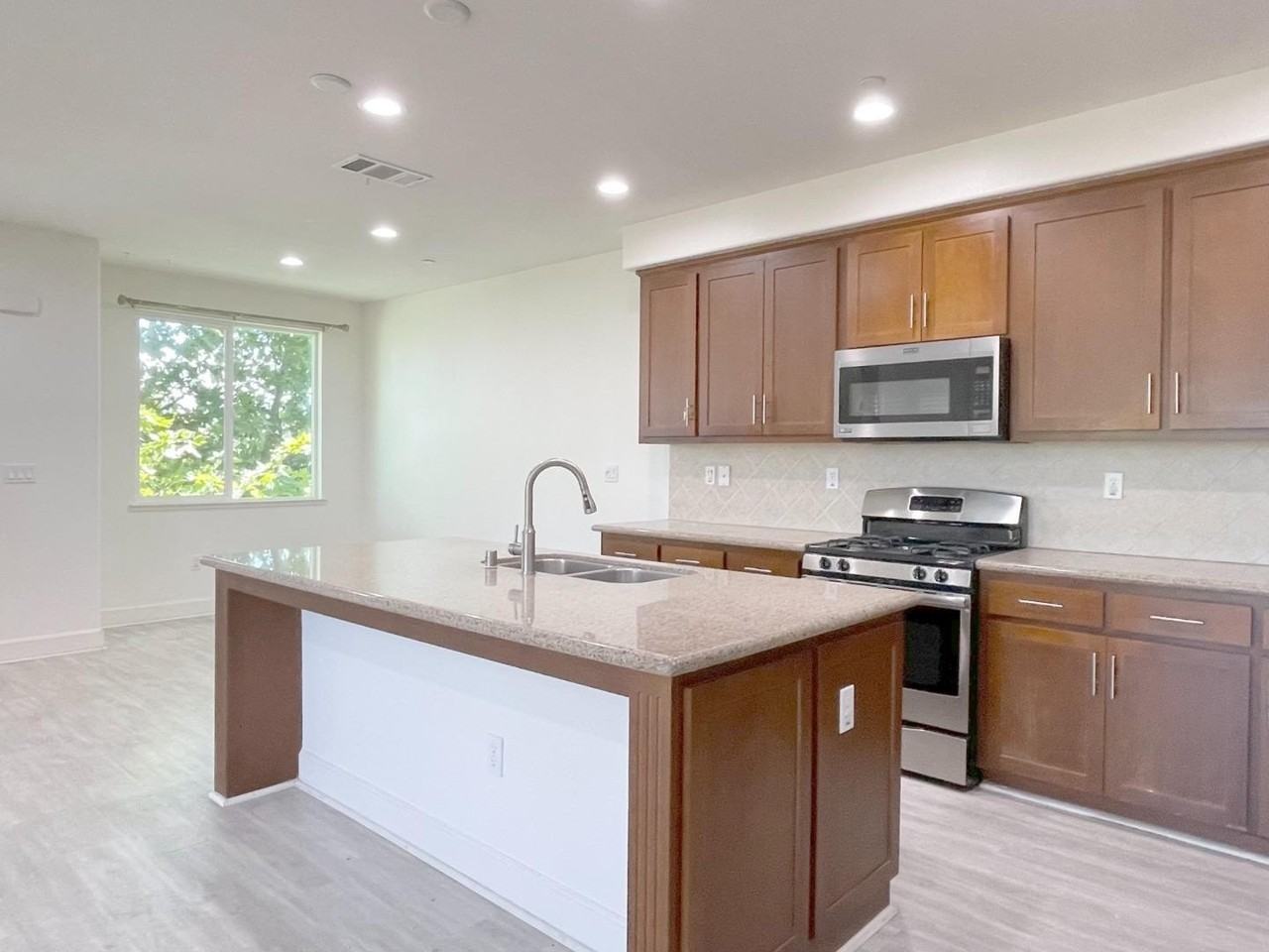1604 Lee Way - Photo 6 of 22