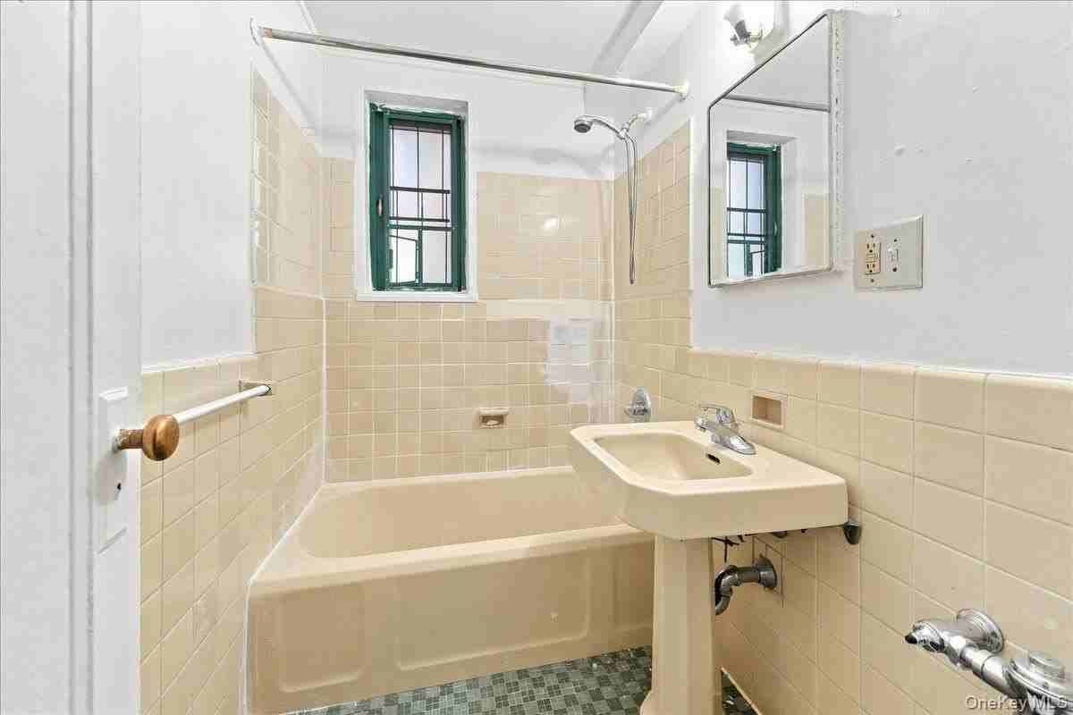 1589 Unionport Rd #ME - Photo 7 of 16