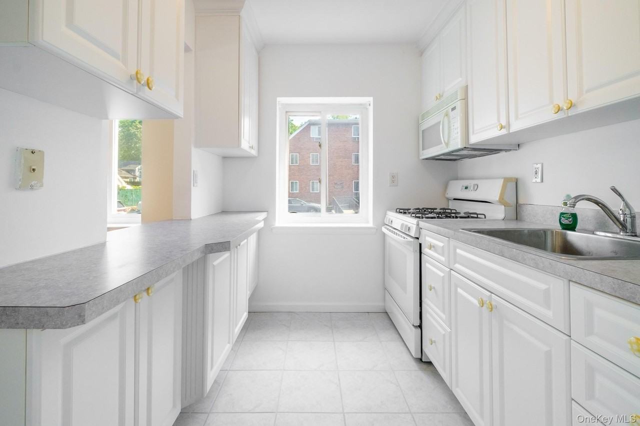 838 Pelhamdale Ave #1I - Photo 7 of 17