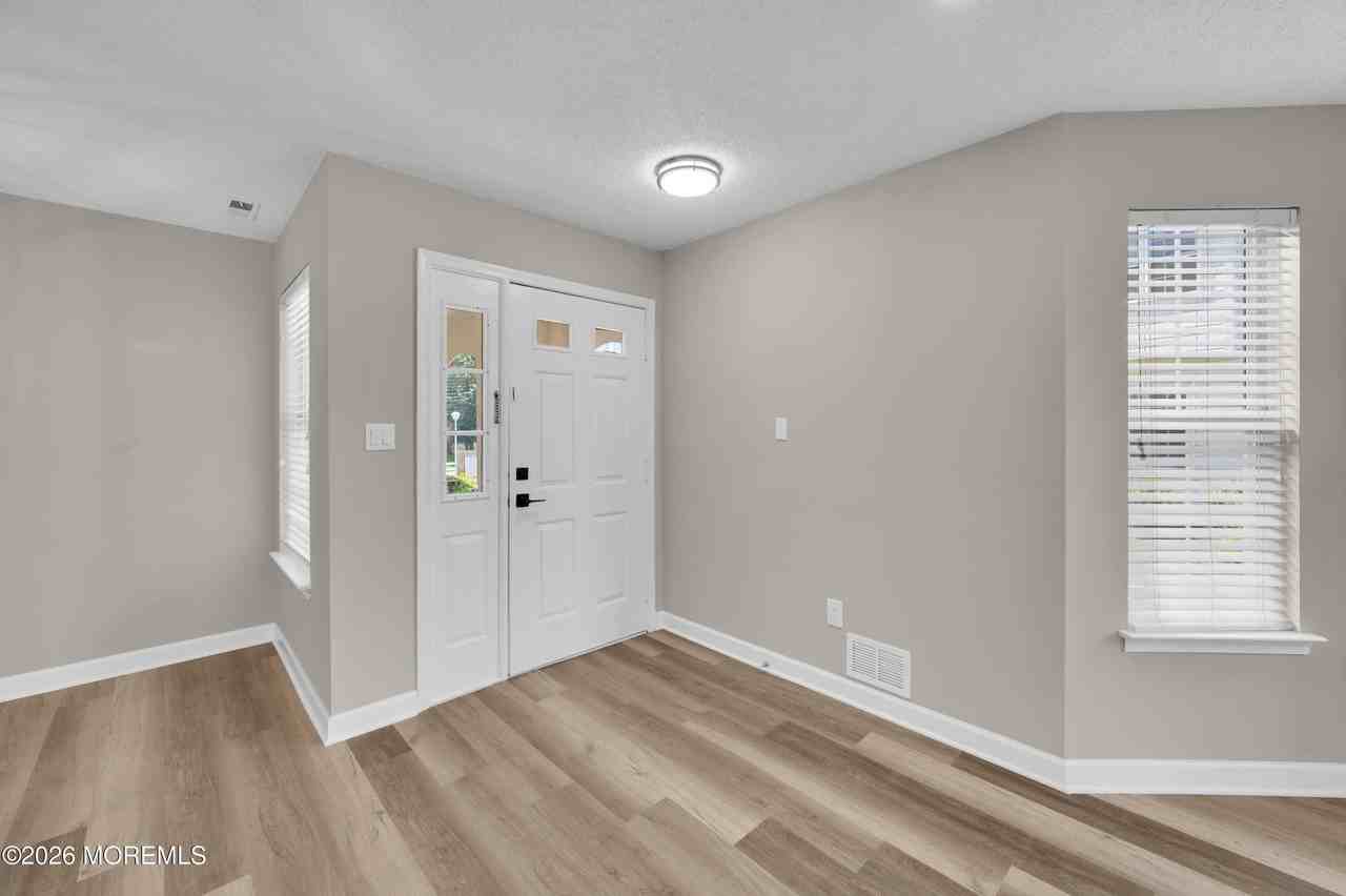 83 Tulip Ln - Photo 4 of 31
