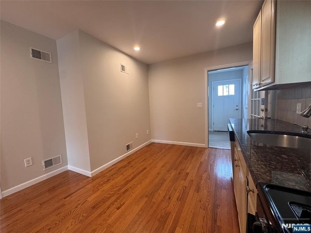 199 Maple Ave - Photo 7 of 11