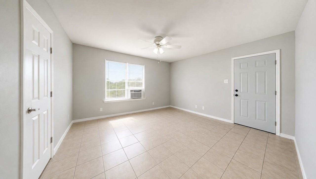 3039 College Ave - Photo 4 of 7