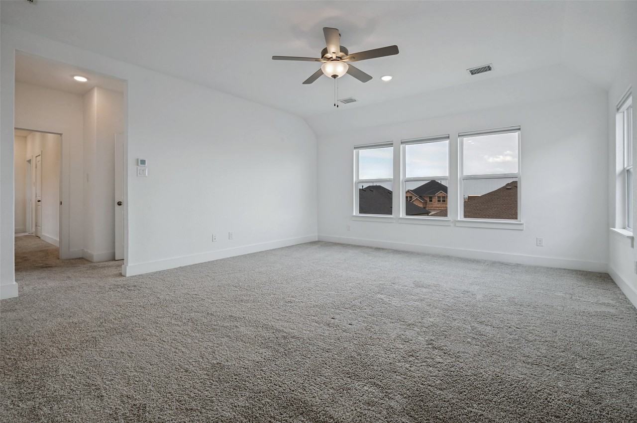 915 Crossvine Dr - Photo 4 of 24