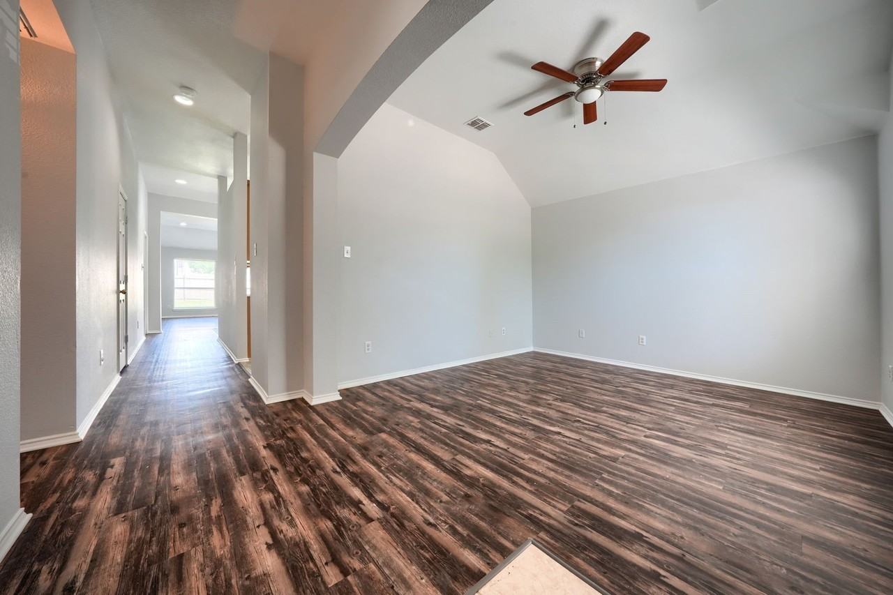 1305 Heather Brook Dr - Photo 4 of 32