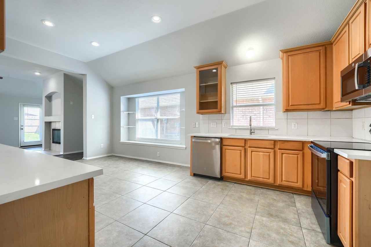 1305 Heather Brook Dr - Photo 7 of 32