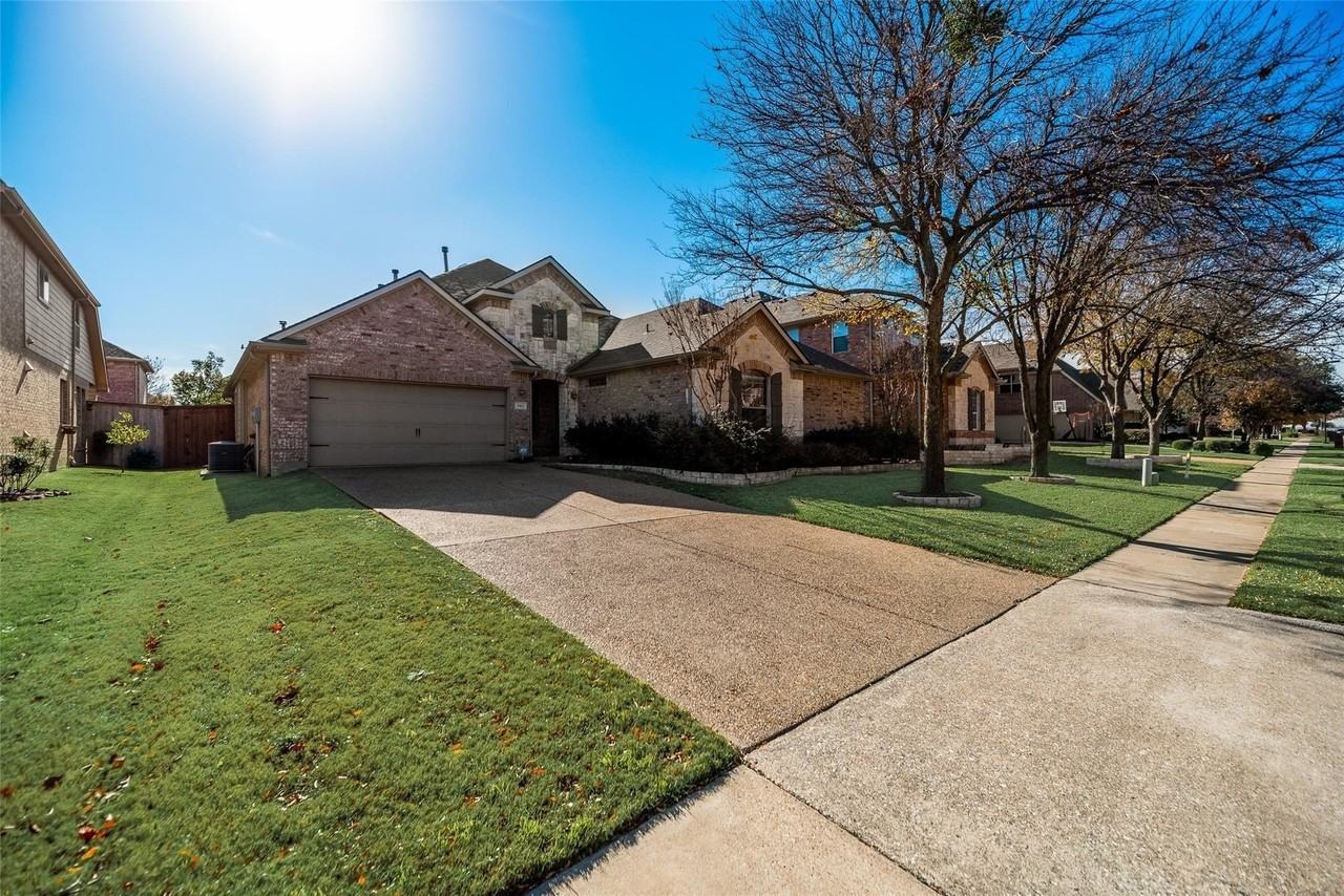 945 Pheasant Dr - Photo 2 of 26